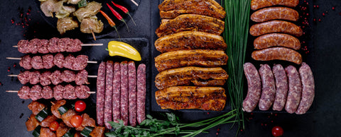 Box barbecue avec lard, saucisses, merguez et brochettes