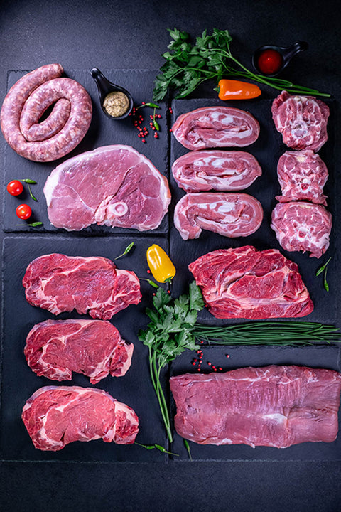 Box barbecue avec différents morceaux de viande pour grillade