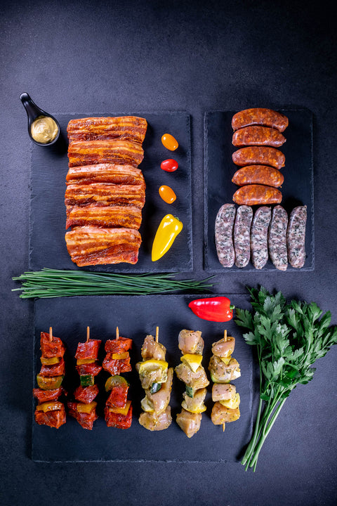 Box barbecue avec brochettes de viande, poitrine de porc, chorizo et saucisses à l'ail des ours