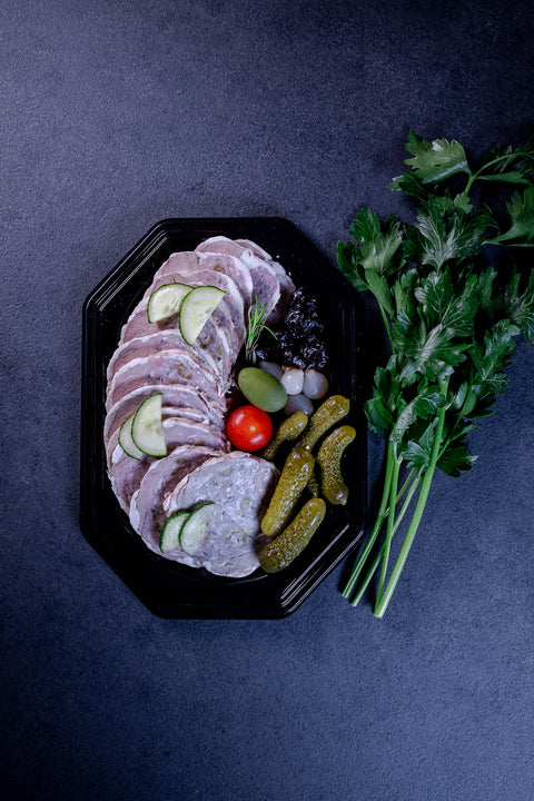 Traiteur rôti de veau tranché farci aux olives